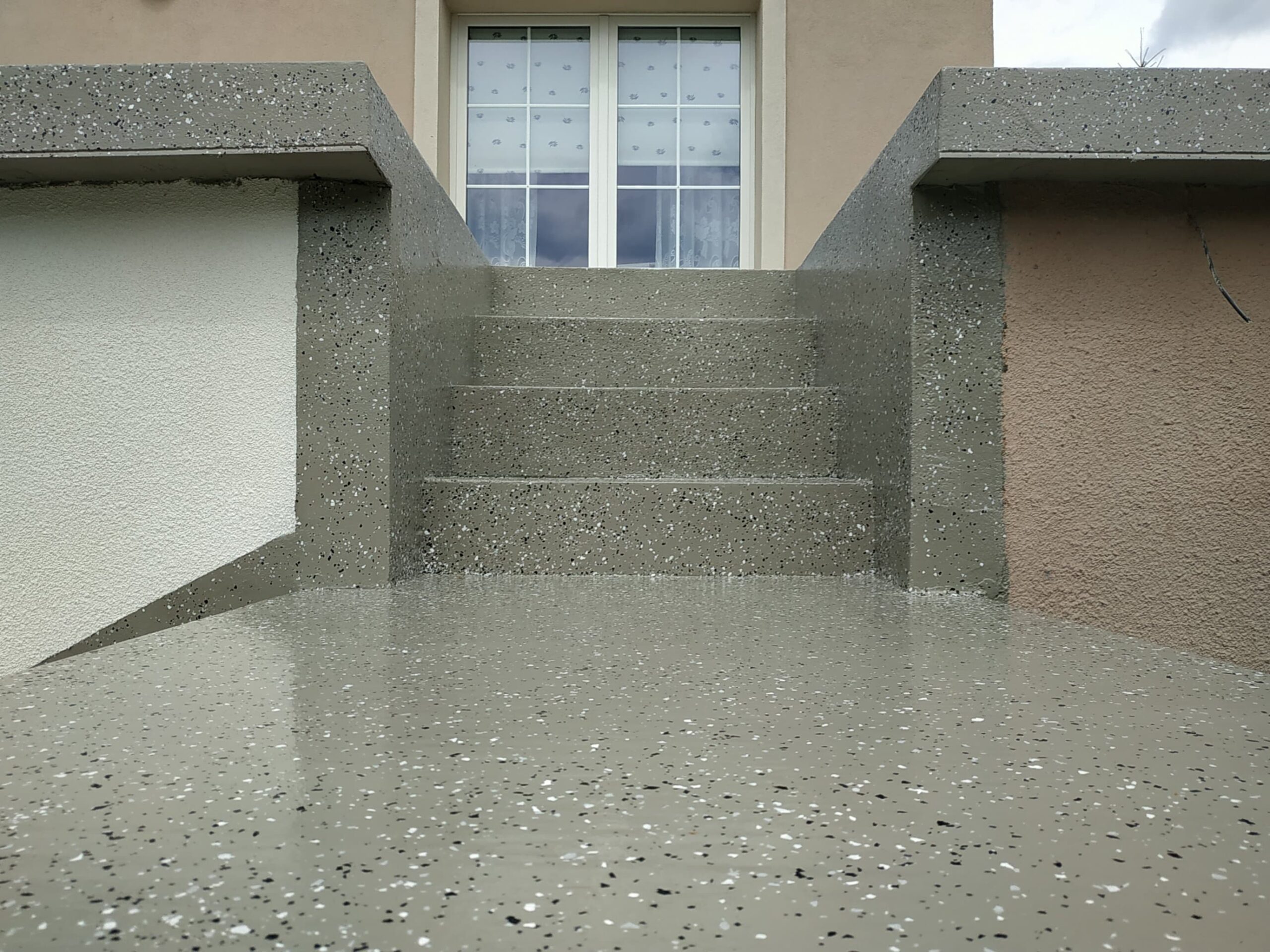 Żywica poliuretanowa na schody zewnętrzne – trwałe rozwiązanie czy ryzykowny wybór?