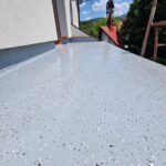 taras z płatkami dekoracyjnymi i żywicą