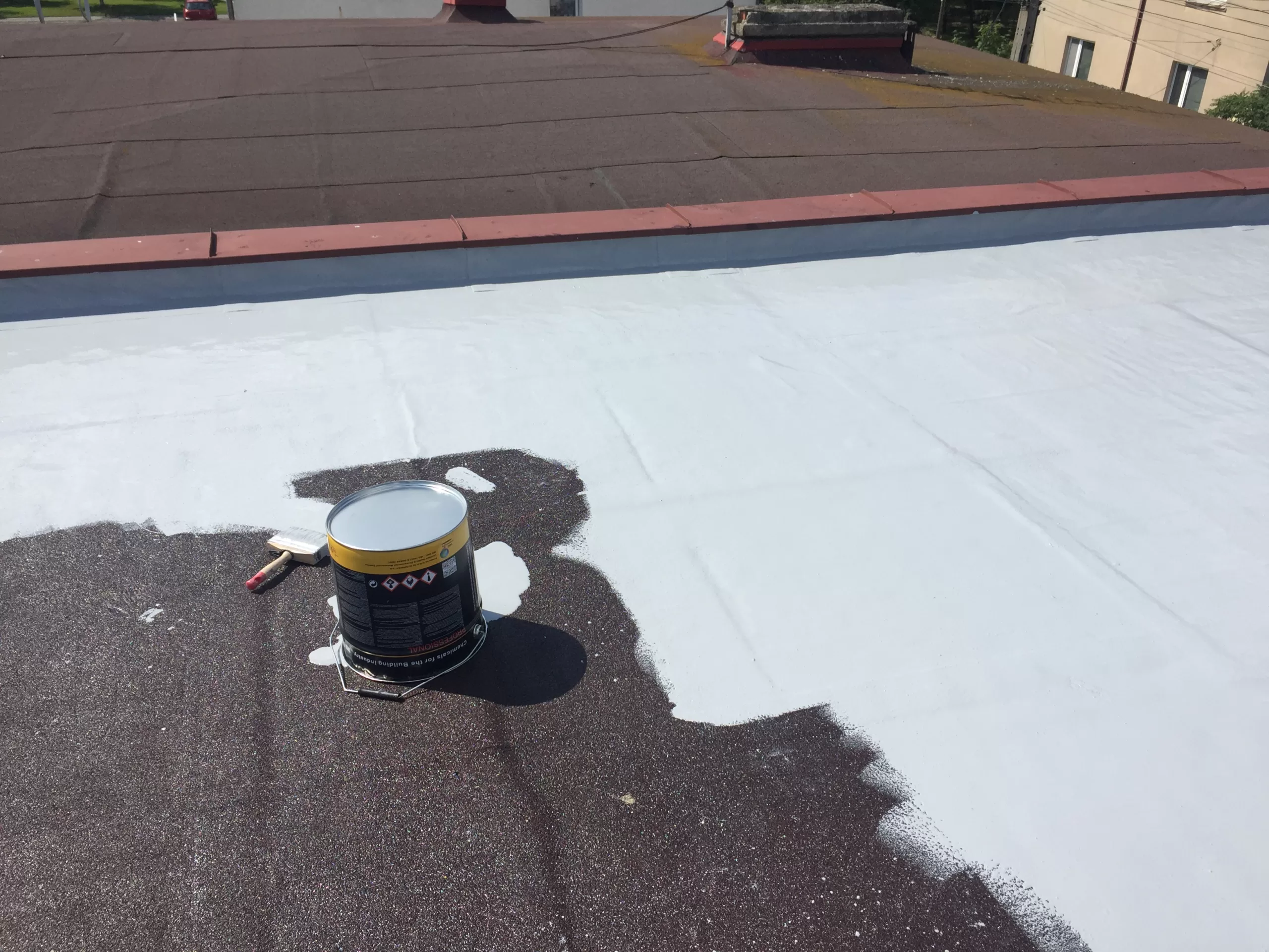 Naprawa dachu z papy na zimno – skuteczna alternatywa dla tradycyjnych metod