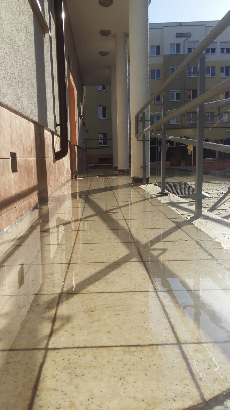 Hydroizolacja pod płytki na taras – kompleksowy poradnik