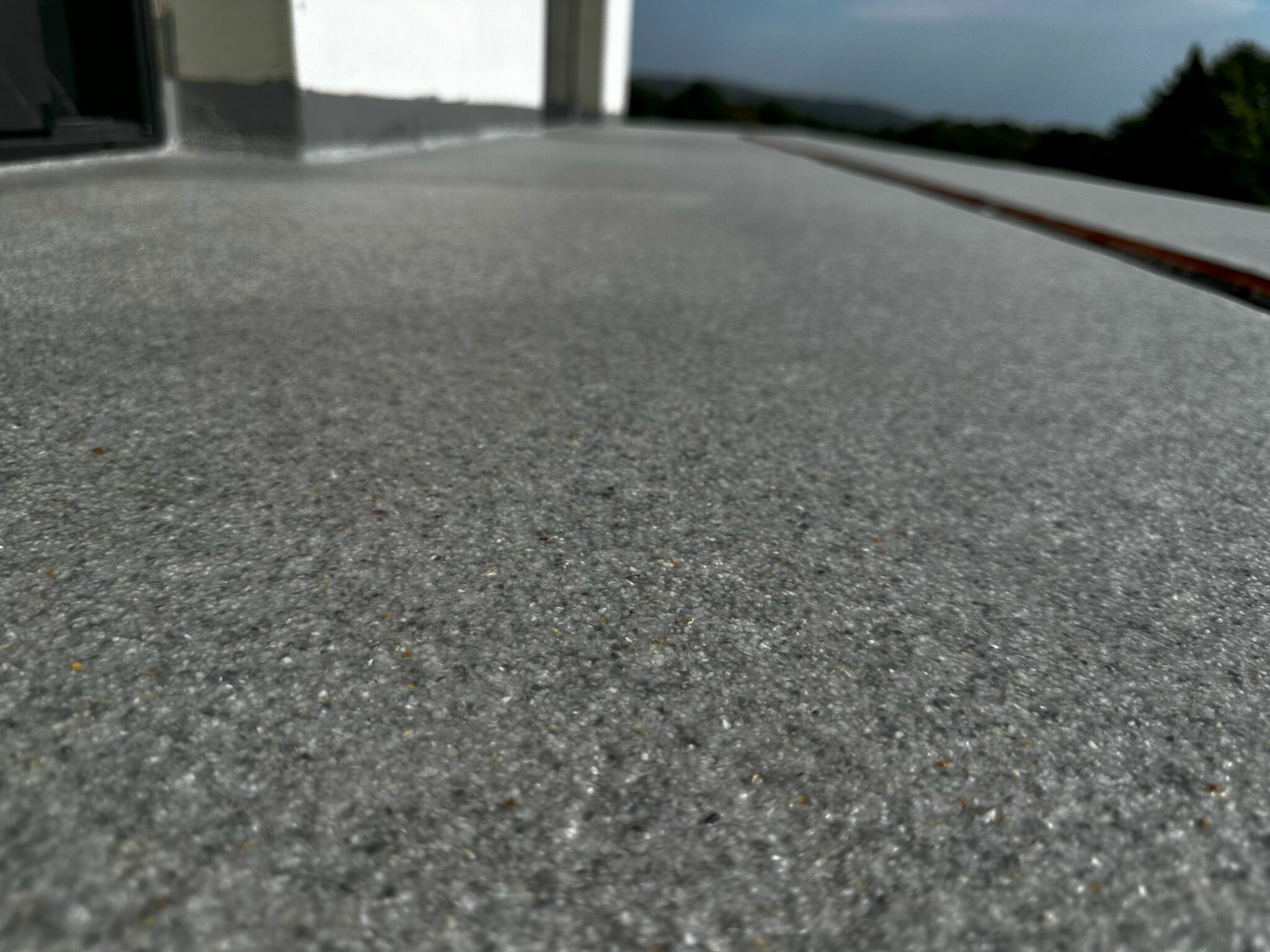 Antypoślizgowe posadzki żywiczne – gdzie mają sens i dlaczego są coraz częściej wybierane