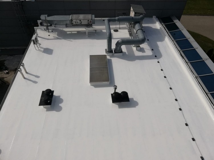 Hydroizolacja dachu płaskiego – jak zrobić to skutecznie?