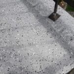 taras z żywicą i płatkami dekoracyjnymi