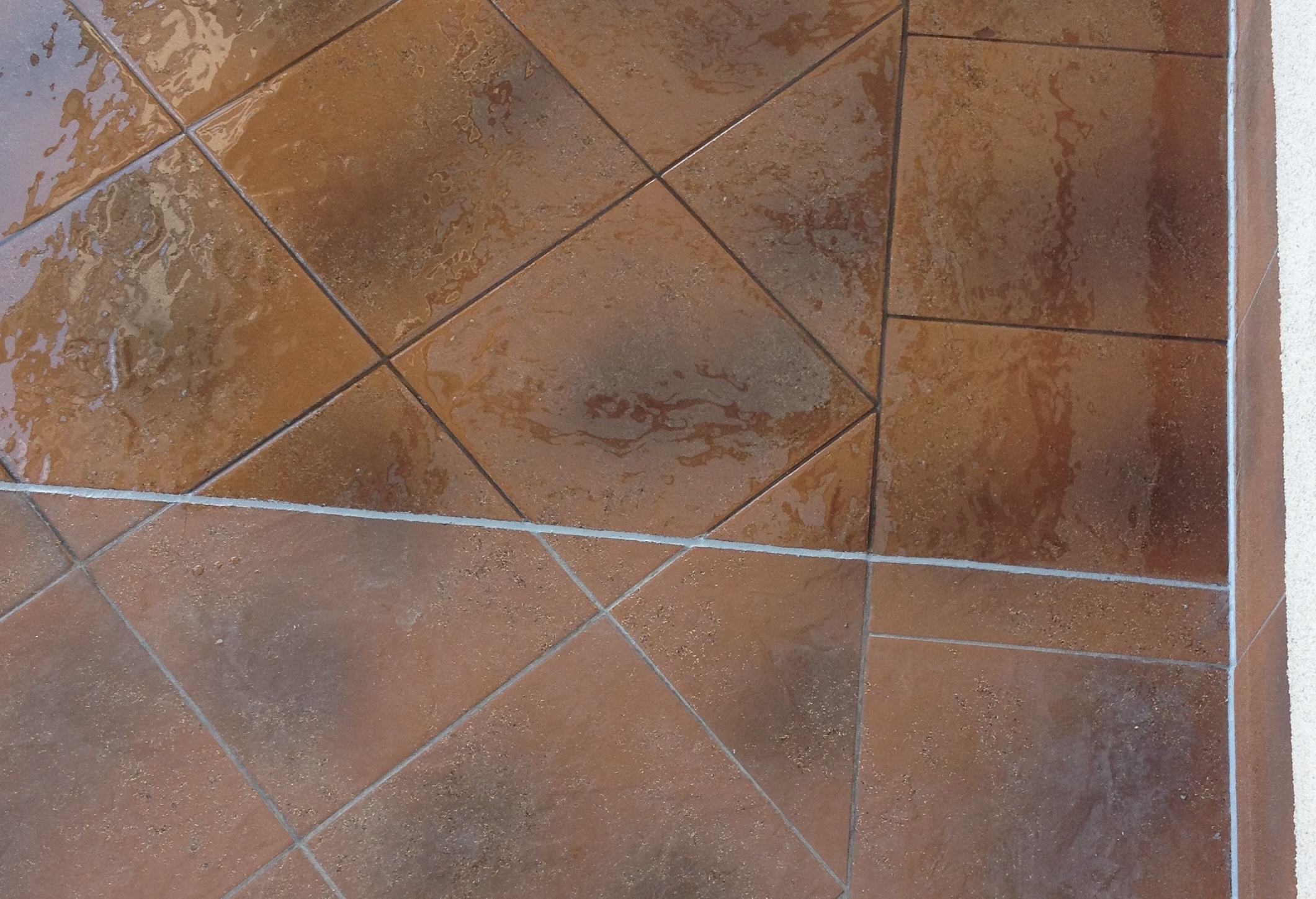 Bezbarwna folia w płynie – jak uszczelnić taras bez kucia i zrywania płytek?