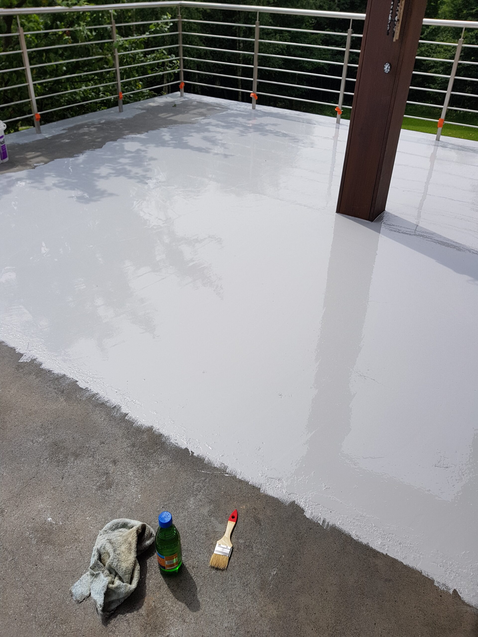 Żywica na płytki tarasowe – czy nie będzie ślisko? Ekspert wyjaśnia